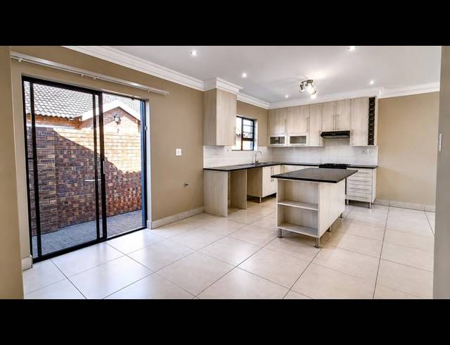 2 BEDROOM TOWNHOUSE FOR SALE IN HEUWELSIG